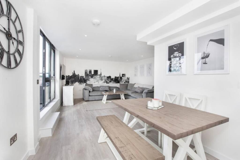 2 Bedroom Penthouse - Large Balcony - Minster View York Exterior photo